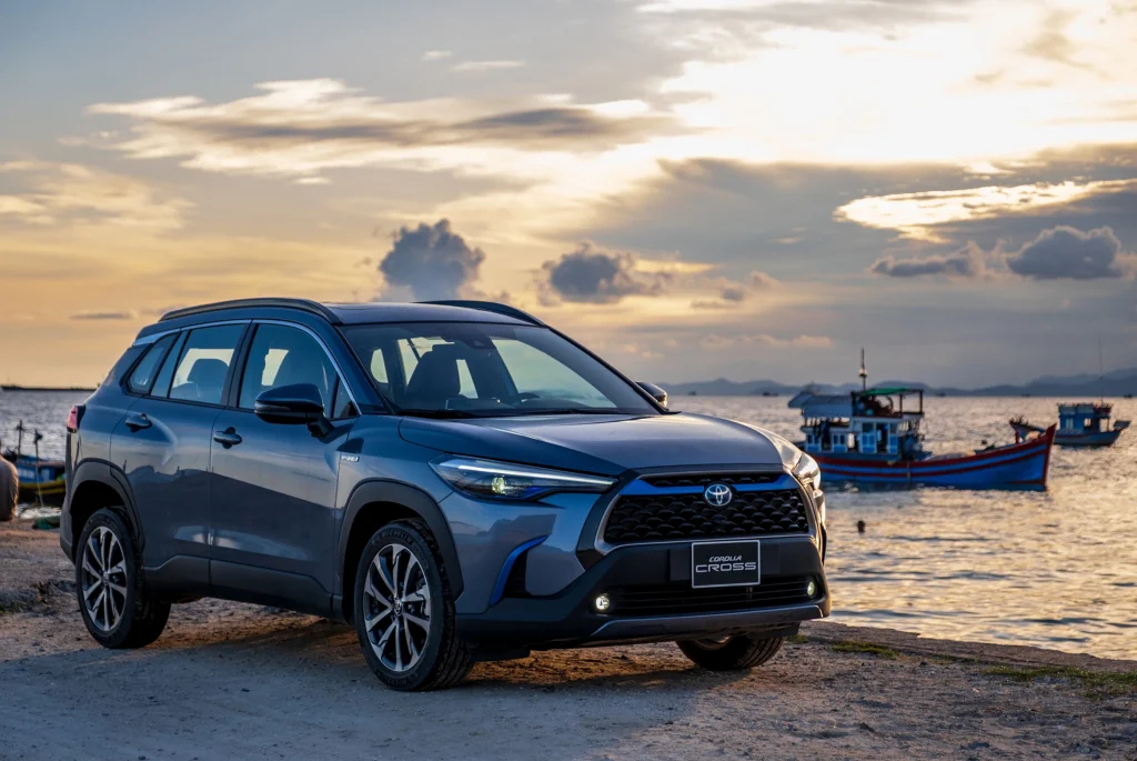 Corolla Cross Hybrid 2024 màu xanh xám đầu xe