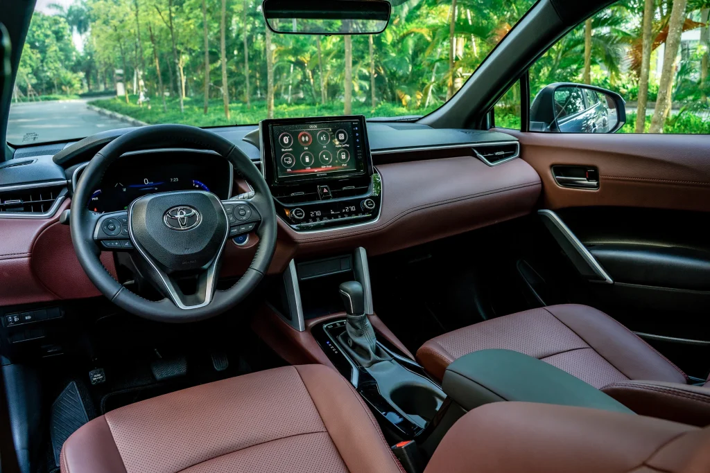ghế lái nội thất màu đỏ xe Corolla Cross 2024