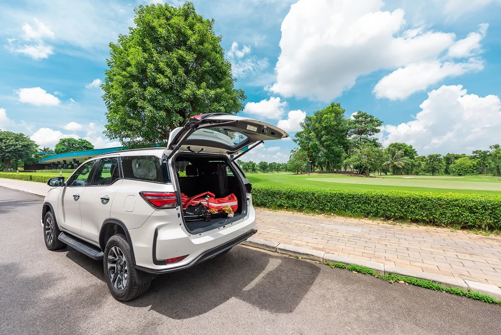 cốp xe Fortuner 2024 màu trắng
