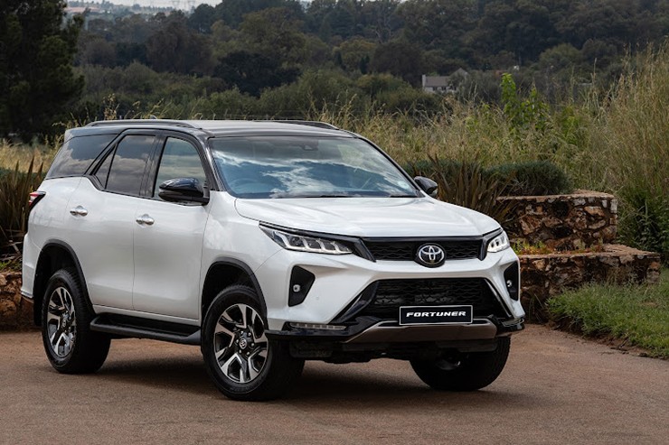 Bảng giá xe Toyota Fortuner Tháng 4/2204 các phiên bản máy xăng, máy dầu