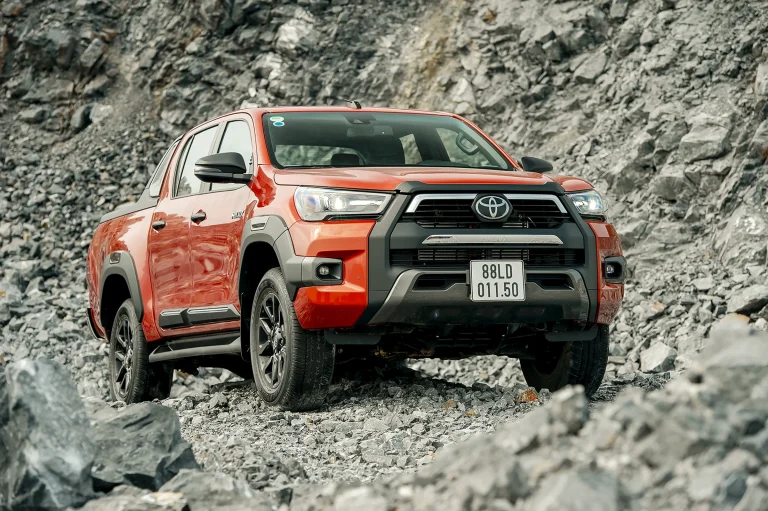 Giá xe Toyota Hilux 2023 chỉ từ 852 triệu đồng