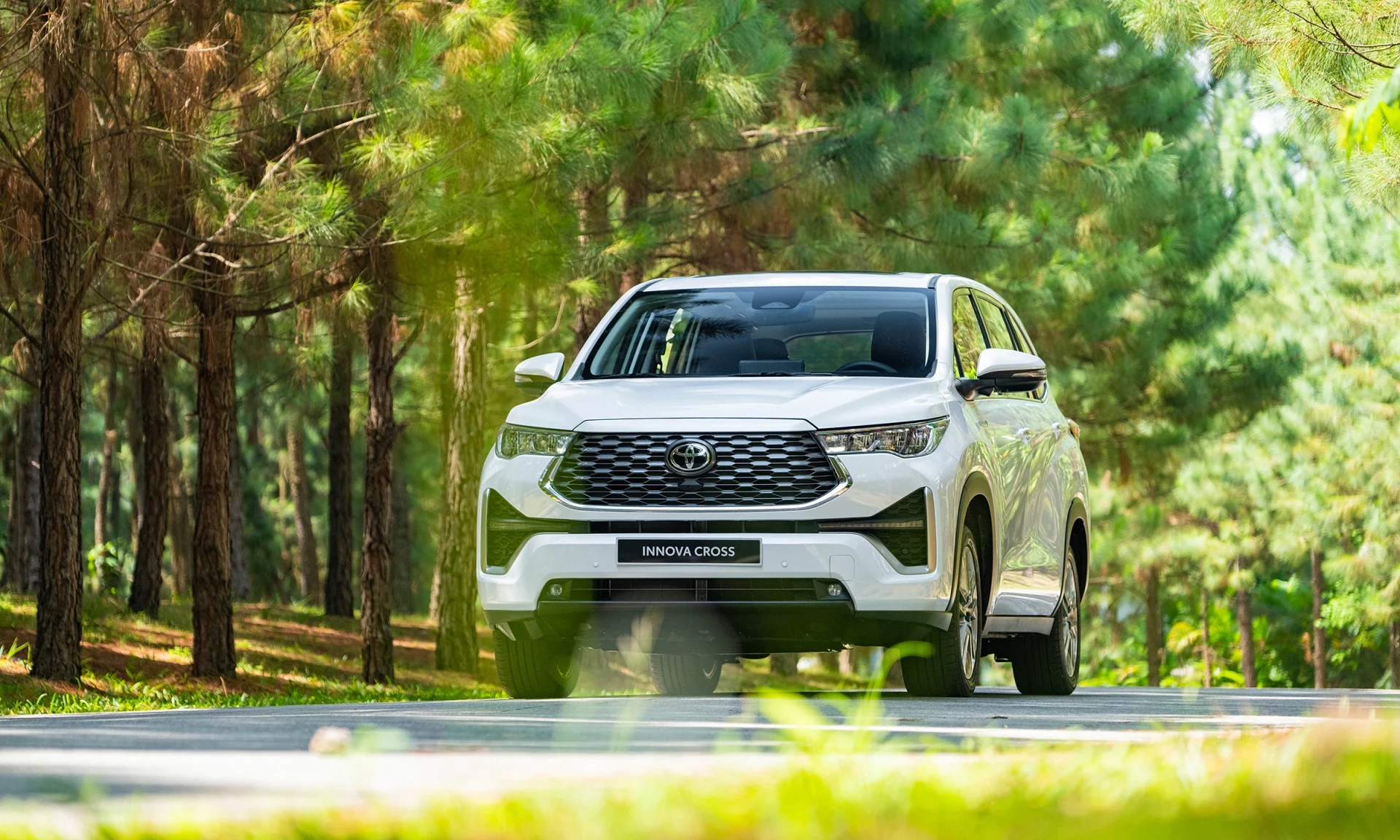 xe Innova 2023 màu trắng bản Innova Cross đi trên đường