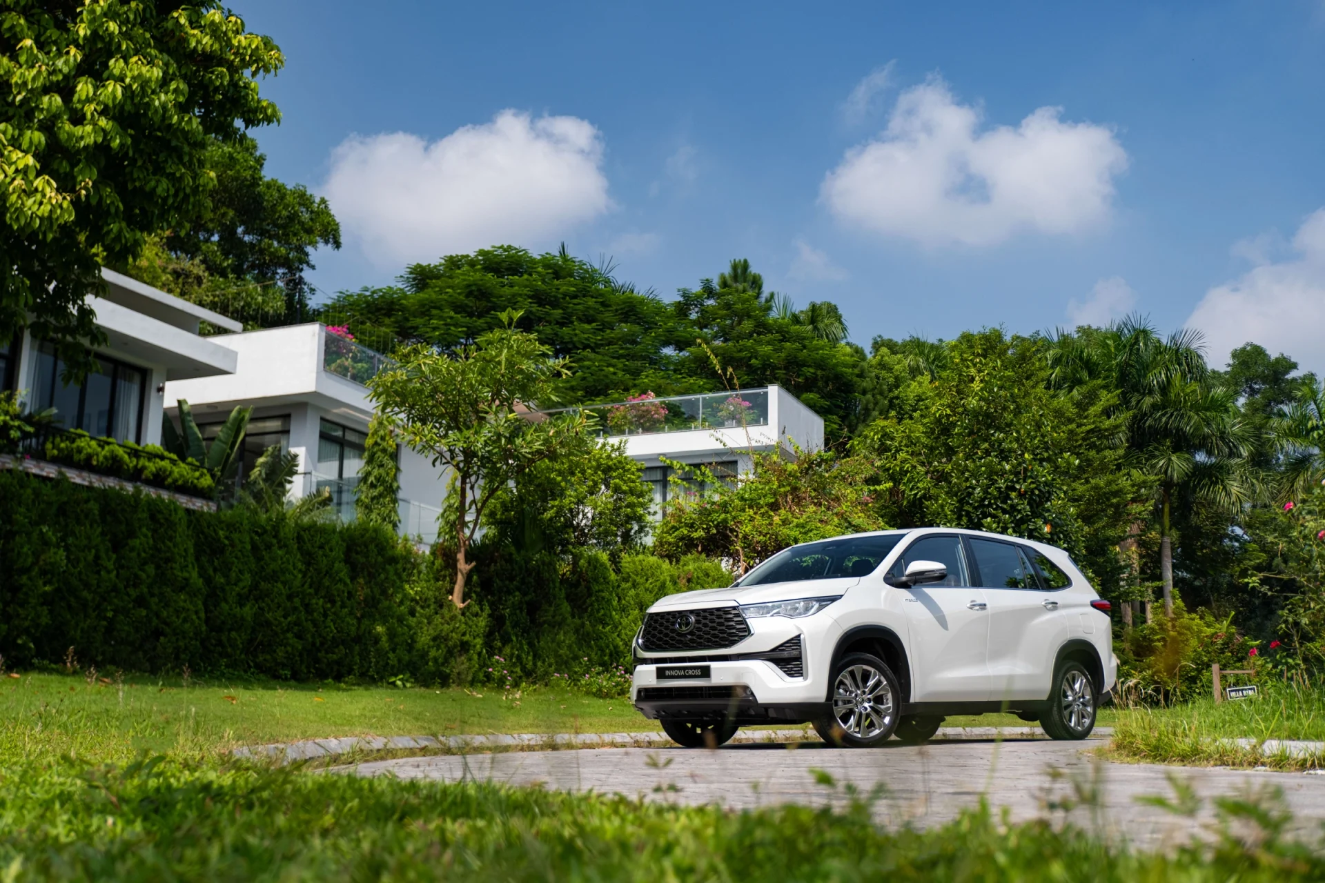 xe Innova 2023 màu trắng bản Innova Cross