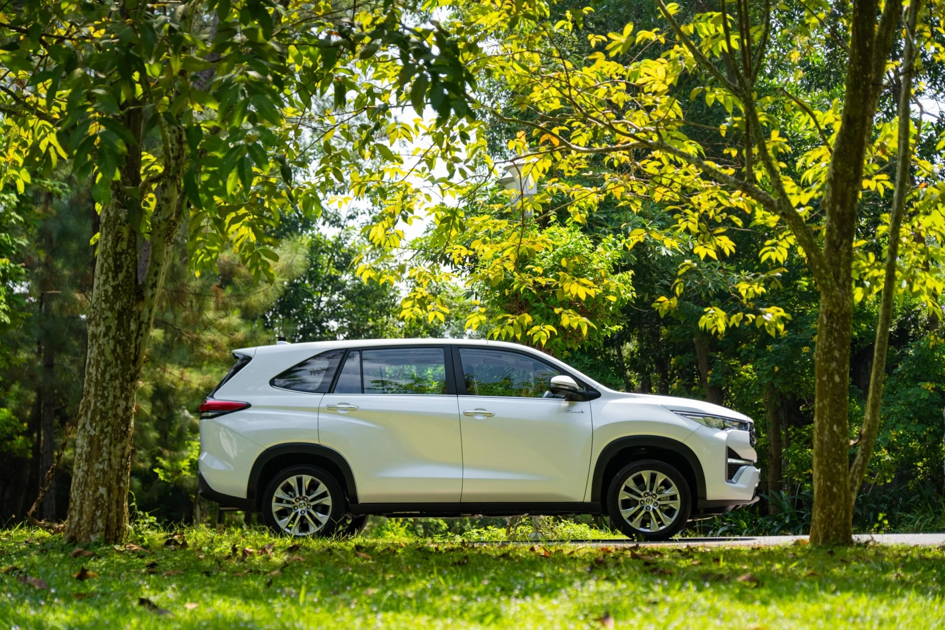 thân xe Innova 2023 màu trắng bản Innova Cross