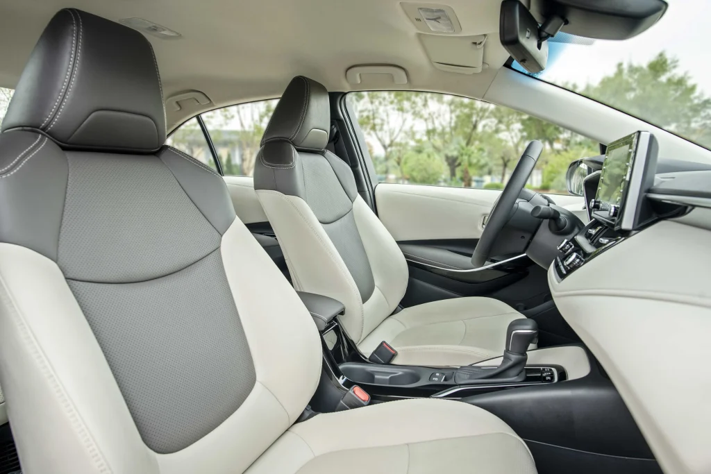 nội thất màu trắng xe Toyota Corolla Altis 2024