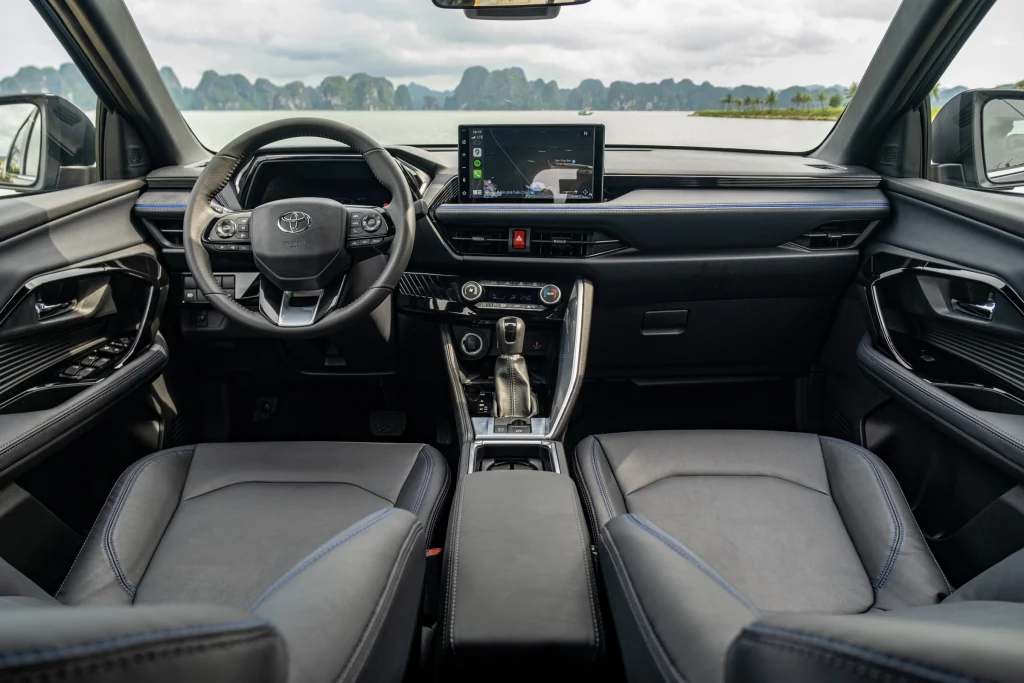 khoang lái xe Yaris Cross 2024