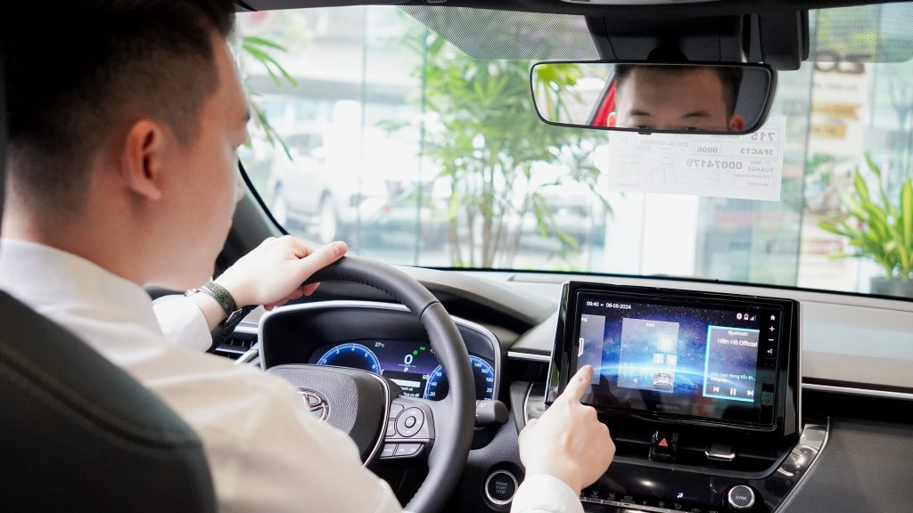 khách lái thử xe Corolla Cross 2025