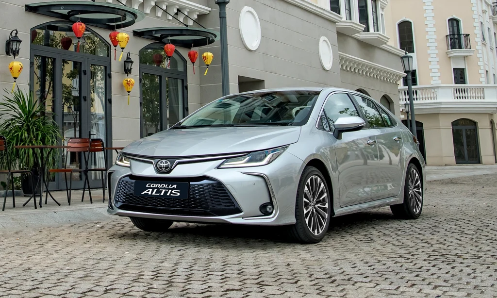xe Toyota Corolla Altis 2024 màu bạc