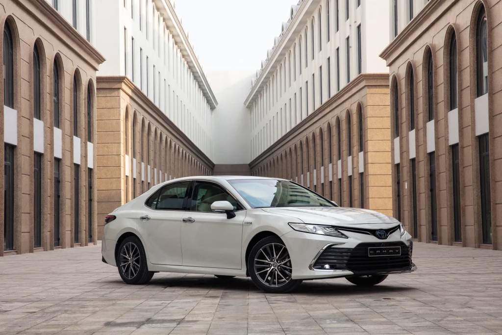 Toyota Camry 2024 trắng