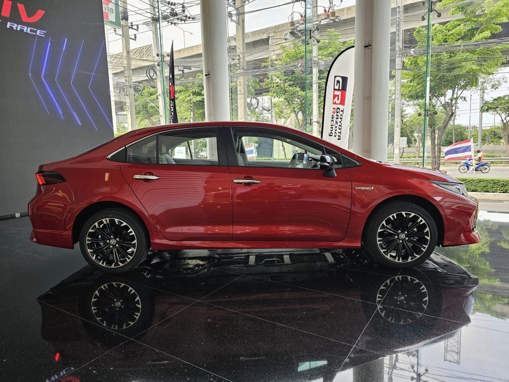 xe Toyota Corolla Altis 2024 màu đỏ