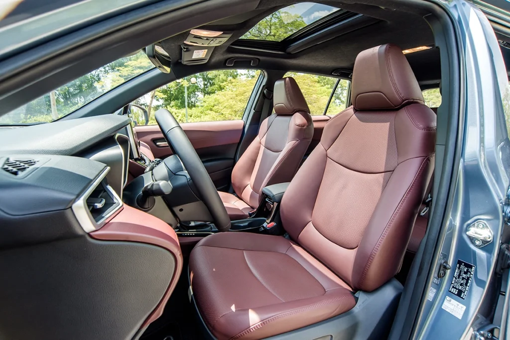 nội thất ghế trước xe Toyota Corolla Cross 2024