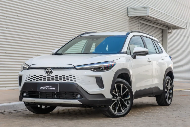 xe Toyota Cross bản 1.8V màu trắng