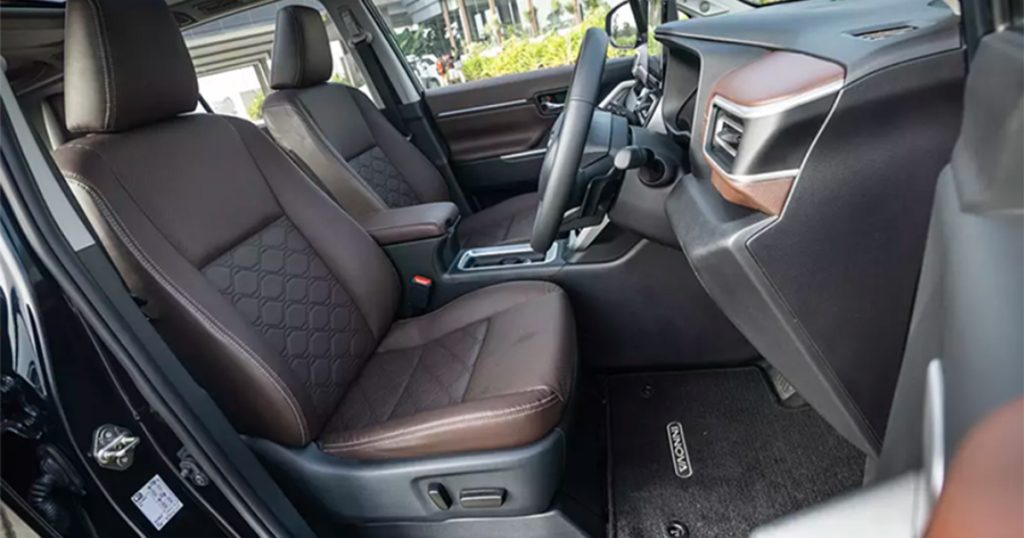ghế lái Innova Cross 2024