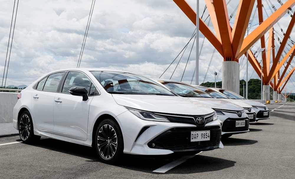 xe Toyota Corolla Altis GR Sport 2022 màu trắng
