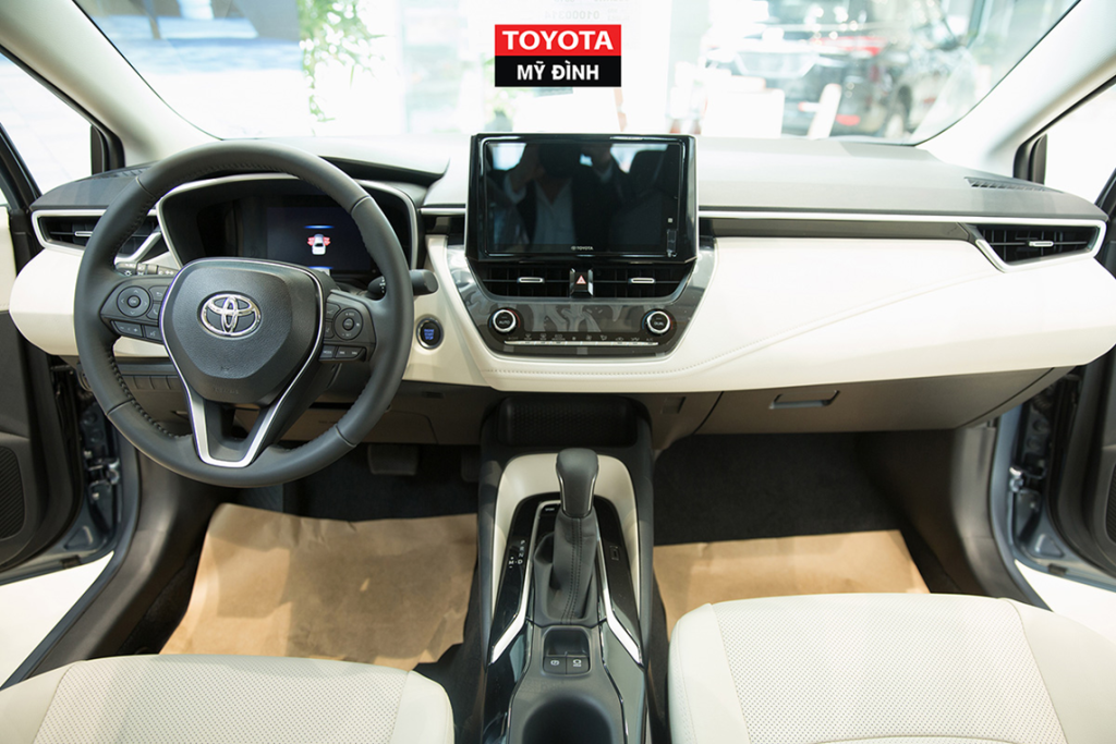 nội thất ghế lái màu kem xe Toyota Corolla Altis 2022