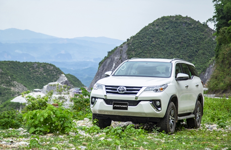 xe Fortuner 2022 màu trắng