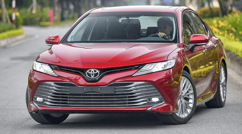 Xe Toyota Camry màu đỏ