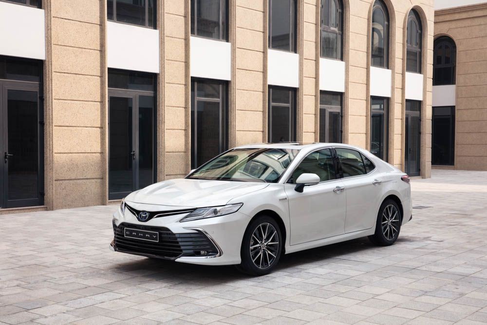 Xe Toyota Camry màu trắng ngọc trai