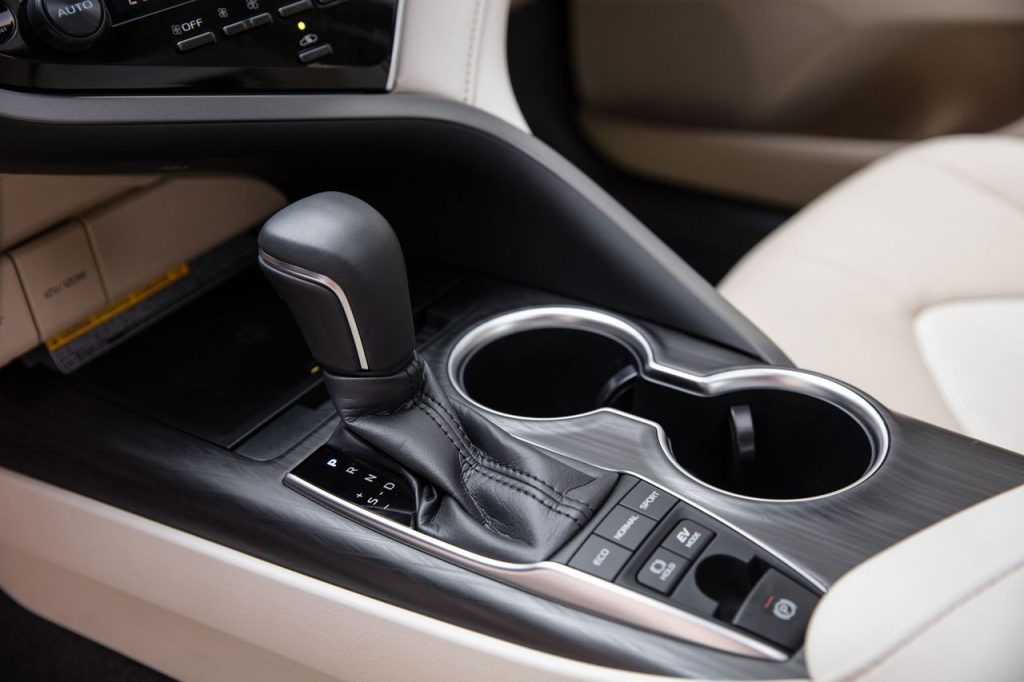 cần số Giá lăn bánh Toyota Camry 2023