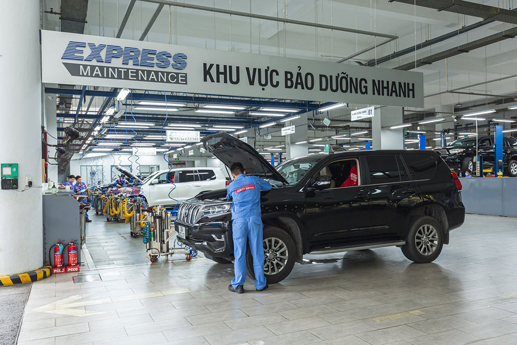 nhân viên bảo dưỡng chăm sóc xe tại xưởng Toyota Mỹ Đình