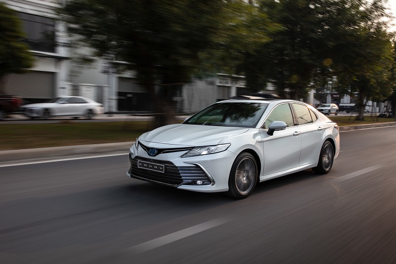 Xe Toyota Camry 2023 trắng ngọc trai 