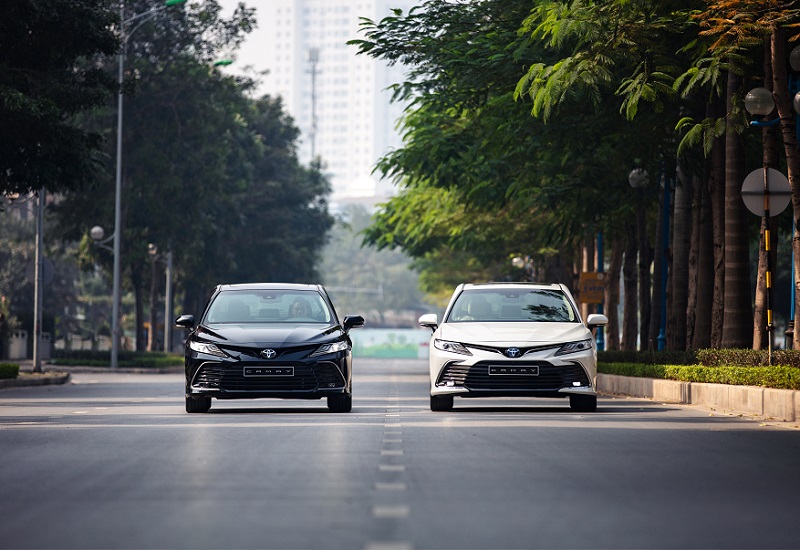 xe Toyota Camry 2023 màu trắng và màu đen