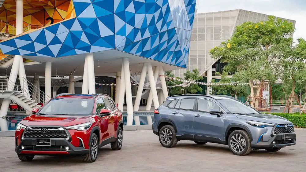 Xe Cross 2023 màu xanh và màu đỏ