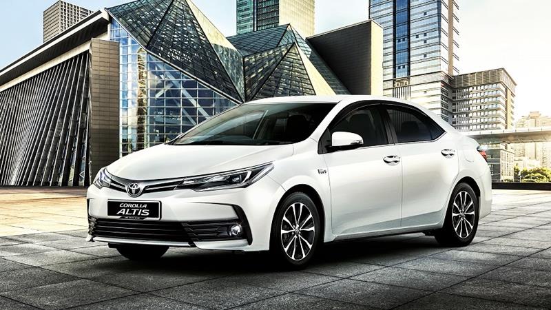 hông xe Altis 1.8G 2023 màu trắng