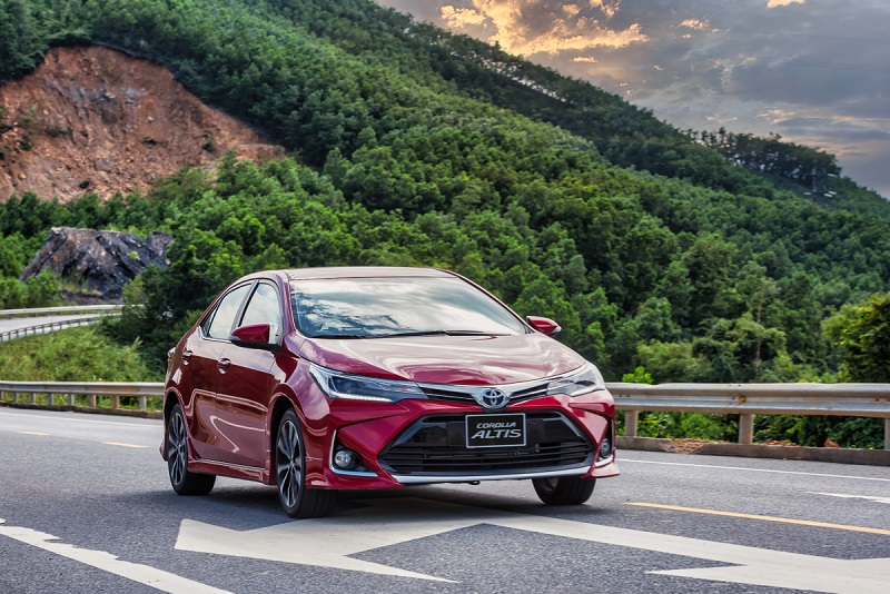 xe Altis 1.8G 2023 màu đỏ