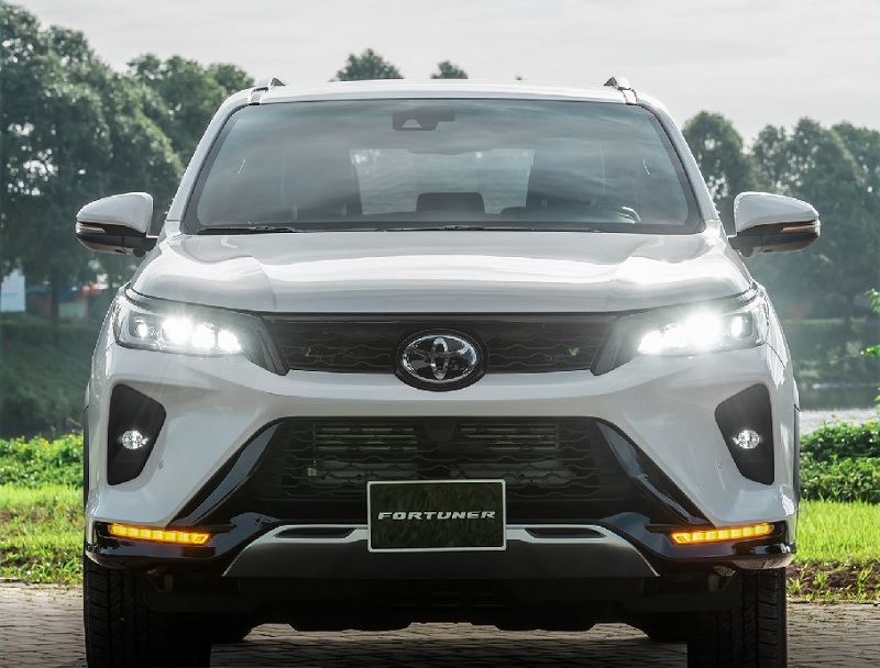 đầu xe và đèn xe Fortuner Legender 2022 màu Trắng