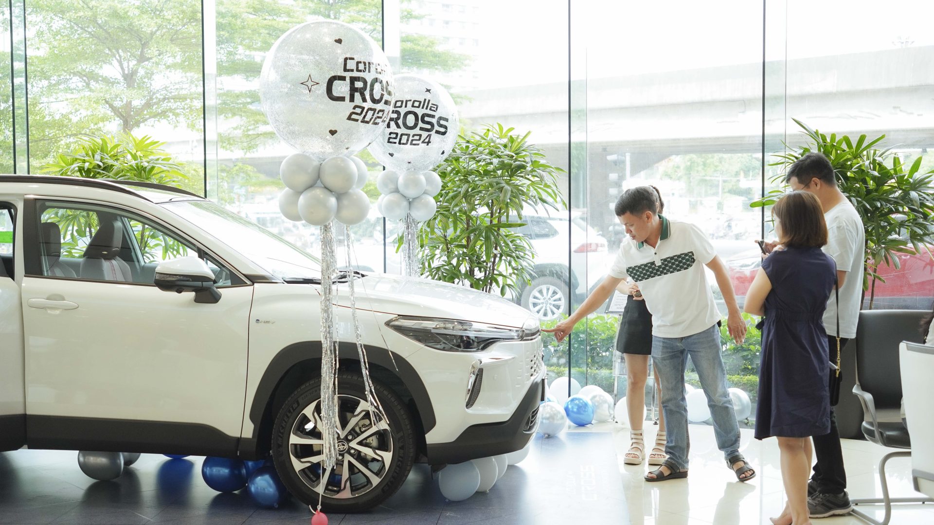 Khách mua Xe Toyota Corolla Cross HEV