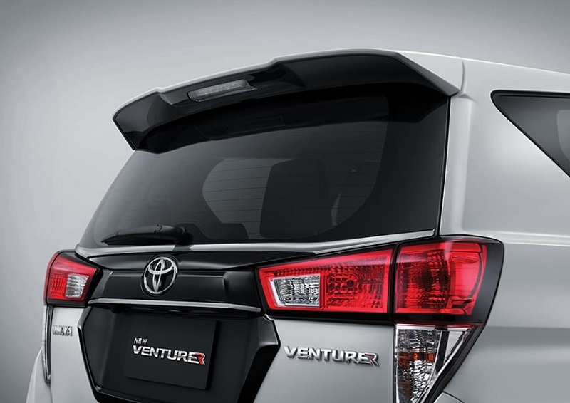 đuôi xe Innova Venturer 2022 màu bạc