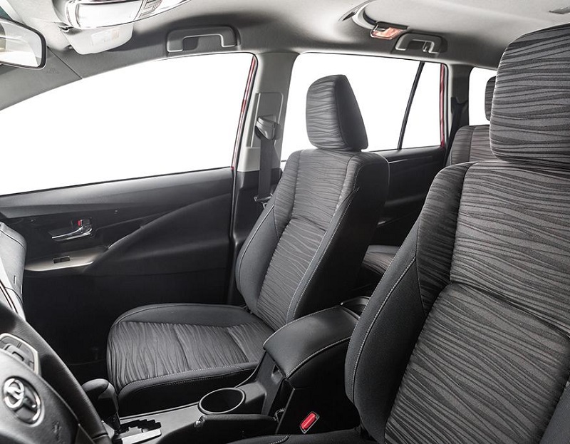nội thất ghế lái màu đen xe Innova Venturer 2022