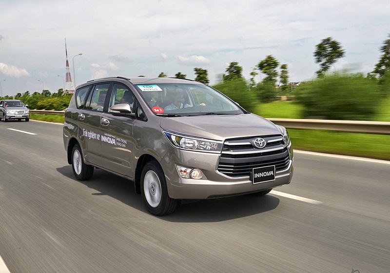 xe Innova Venturer 2022 màu đồng