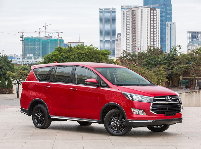 xe Innova Venturer 2022 màu đỏ