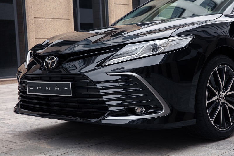 đầu xe xe Toyota Camry 2022 màu đen