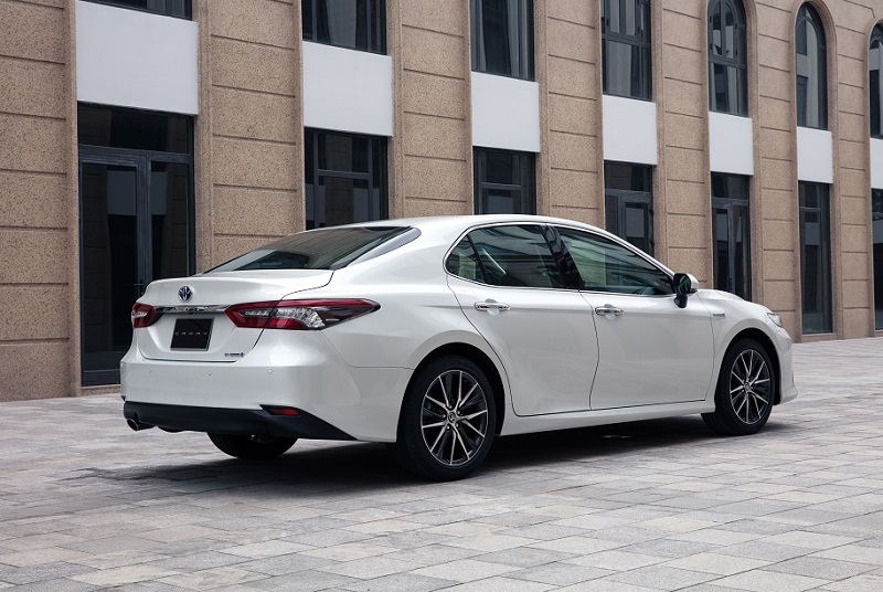 đuôi và thân xe xe Toyota Camry 2022 màu trắng