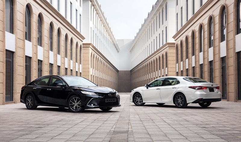 ngoại thất Toyota Camry 2023 màu trắng và màu đen