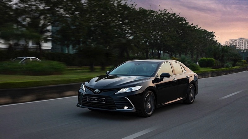 xe Toyota Camry 2022 màu đen