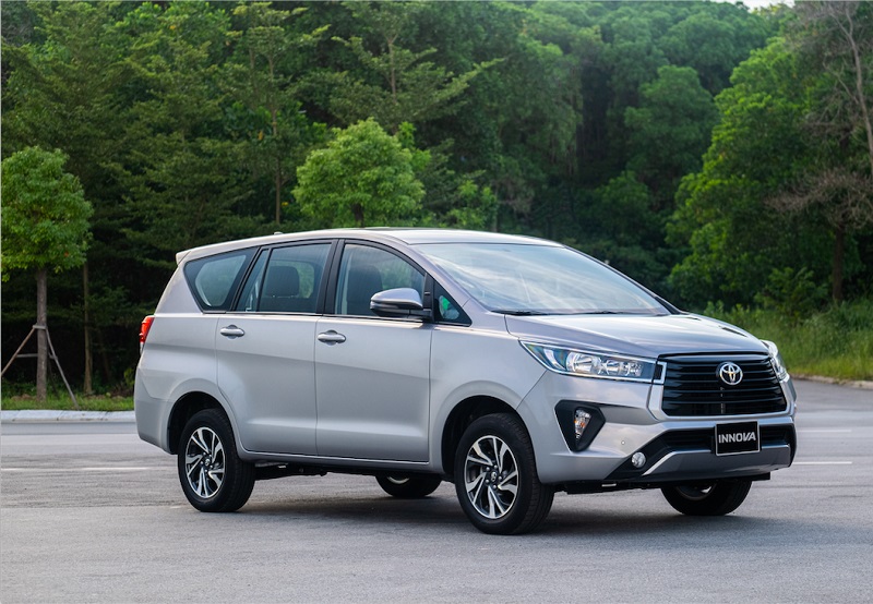 xe Innova G 2022 màu bạc