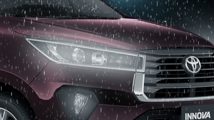 đèn xe Toyota trong ngày mưa