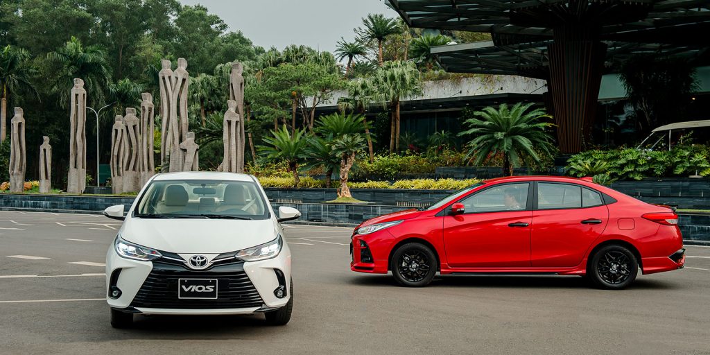 xe Vios G 2023 màu trắng và màu đỏ