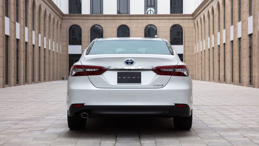 đuôi xe Camry 2023 màu trắng