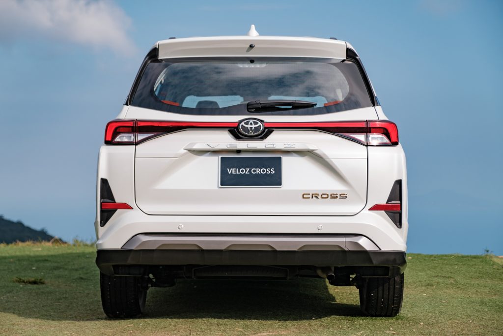 đuôi xe Veloz Cross 2023 màu trắng