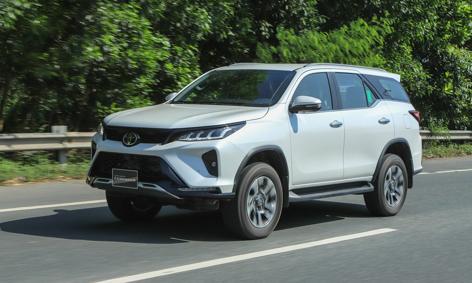 Giá xe Toyota Fortuner máy xăng