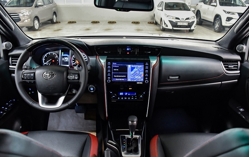 nội thất ghế lái xe Toyota Fortuner 2022