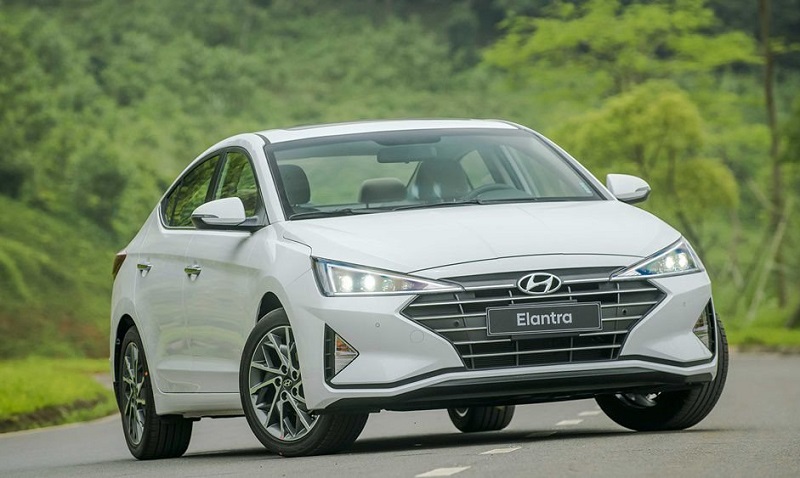 xe Hyundai Elantra trắng
