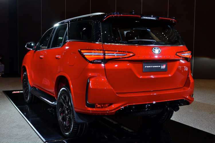 đuôi xe Toyota Fortuner GR Sport 2022 màu đỏ