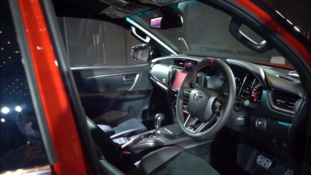 nội thất màu đen ghế lái xe Toyota Fortuner GR Sport 2022 màu đỏ