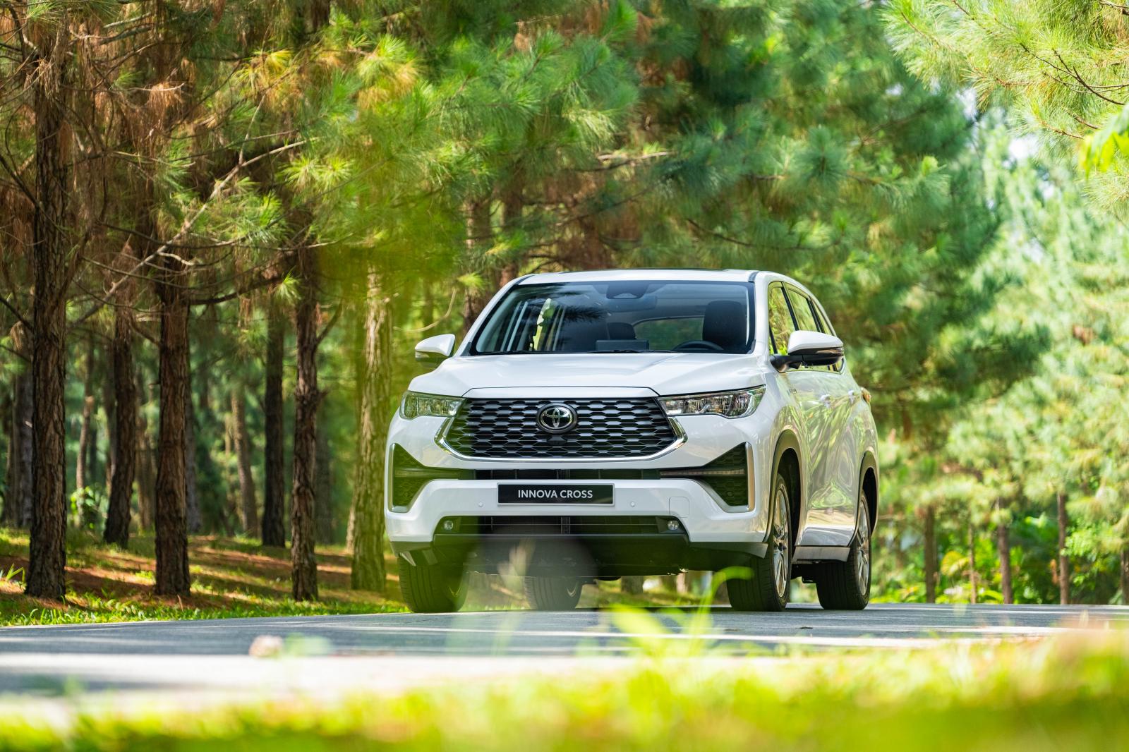 Ngoại thất xe Innova Cross